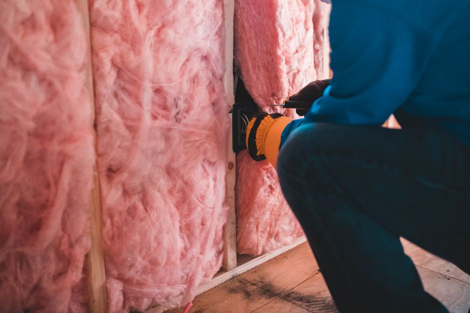 Co daje największy efekt przy ograniczonym budżecie? Izolacja z wełny mineralnej